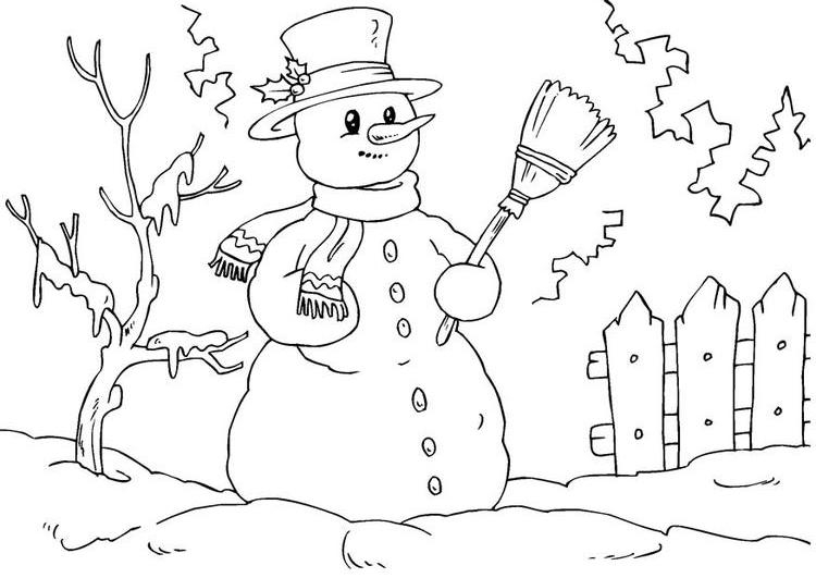 Bonhomme de neige souriant dans un paysage hivernal