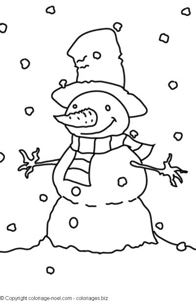 Bonhomme de neige souriant dans un paysage hivernal