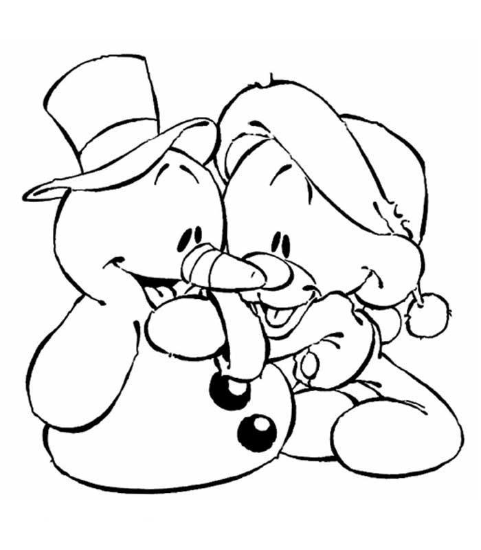 Bonhomme de neige souriant dans un paysage hivernal