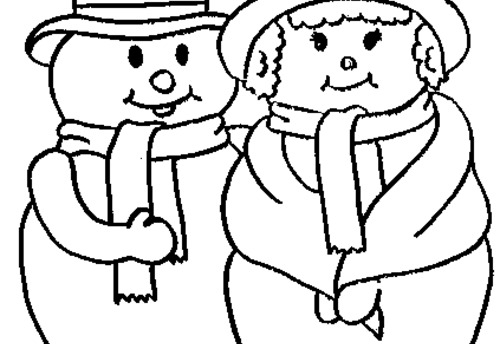 Un bonhomme de neige souriant avec des accessoires festifs dans un paysage hivernal