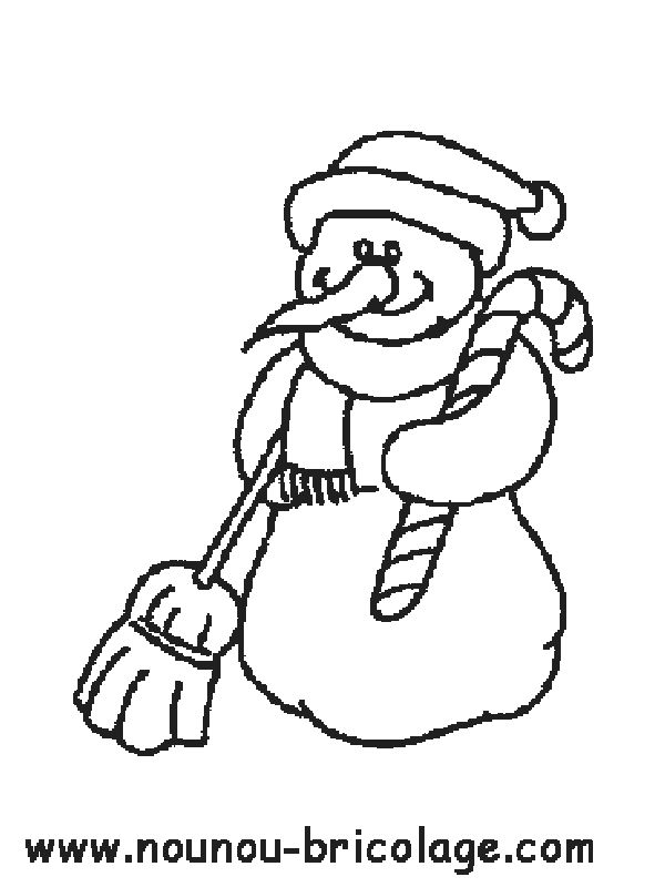 Bonhomme de neige joyeux avec accessoires hivernaux dans un paysage enneigé