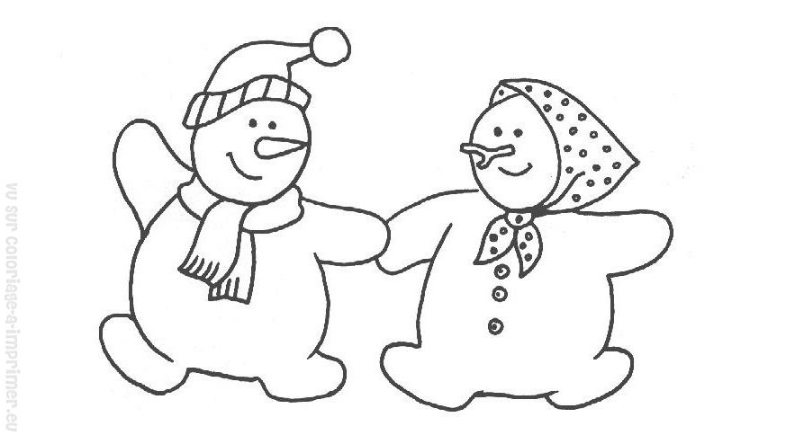 Un bonhomme de neige joyeux dans un paysage hivernal