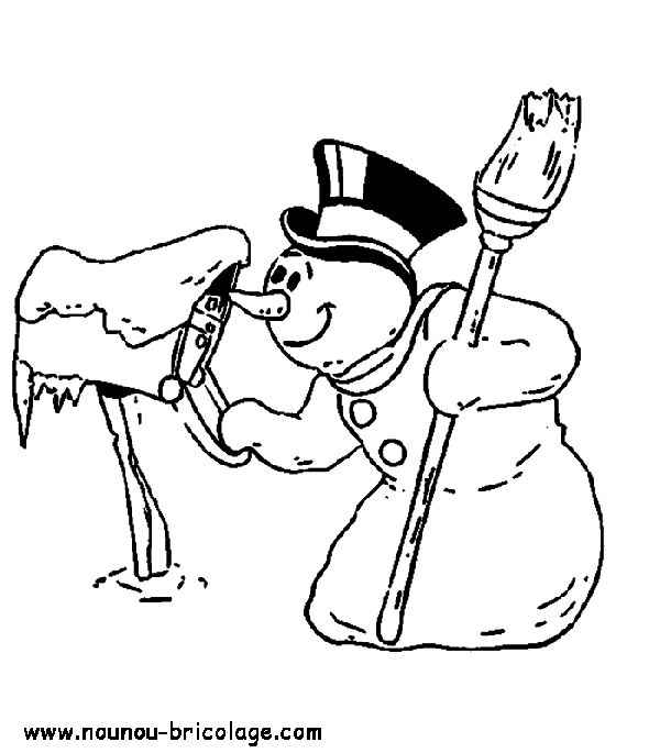 Un bonhomme de neige souriant dans un paysage hivernal
