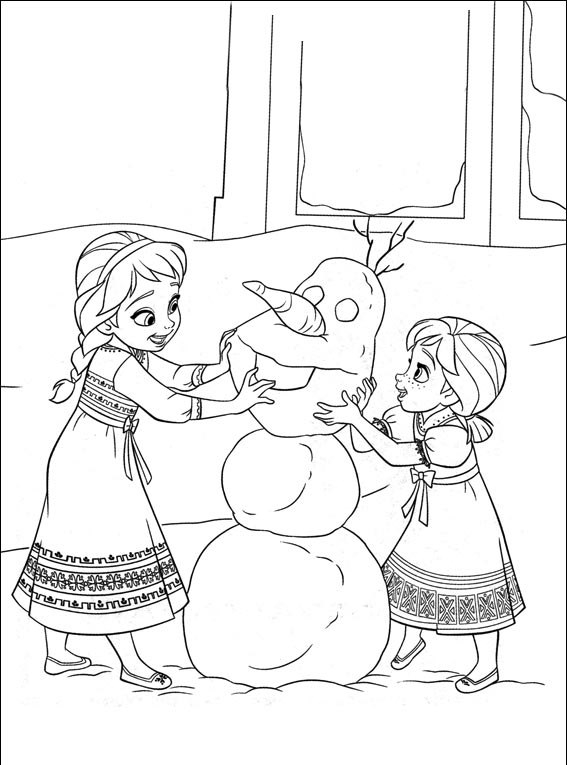 Un bonhomme de neige souriant dans un décor hivernal