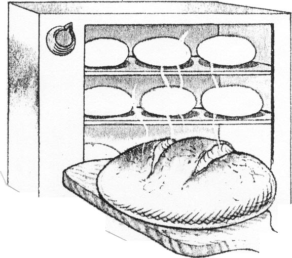 Un boulanger souriant préparant des pains dans sa boulangerie