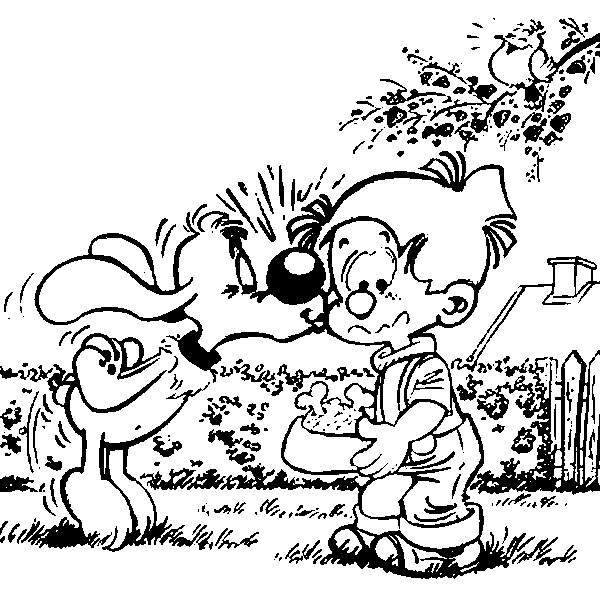 Boule et Bill jouant dans le jardin avec des jouets