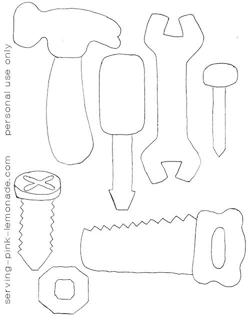 Un bricoleur concentré sur son projet dans son atelier
