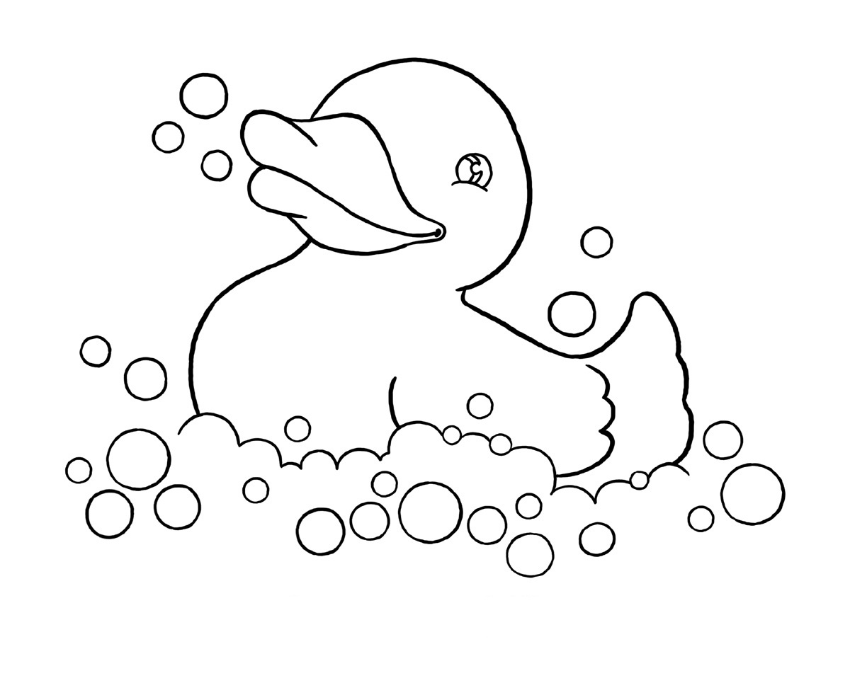 Canard flottant sur l'eau dans un cadre naturel
