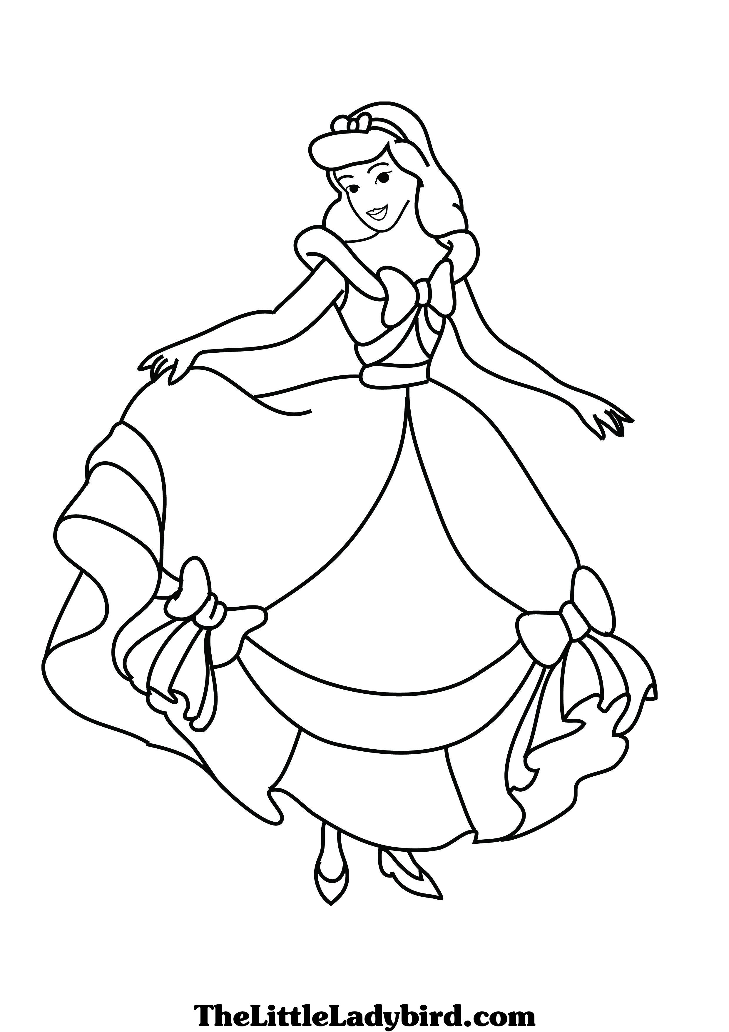 Cendrillon dans sa magnifique robe au bal, entourée de décorations
