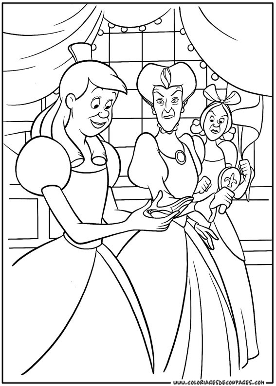 Cendrillon en train de danser au bal dans sa robe élégante