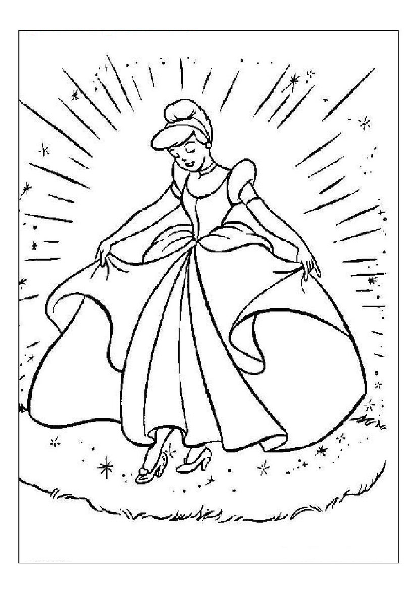Cendrillon dans sa robe de bal, entourée de ses amis animaux dans le jardin