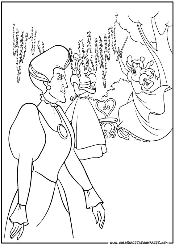 Cendrillon dans sa robe de bal, entourée de la magie du château