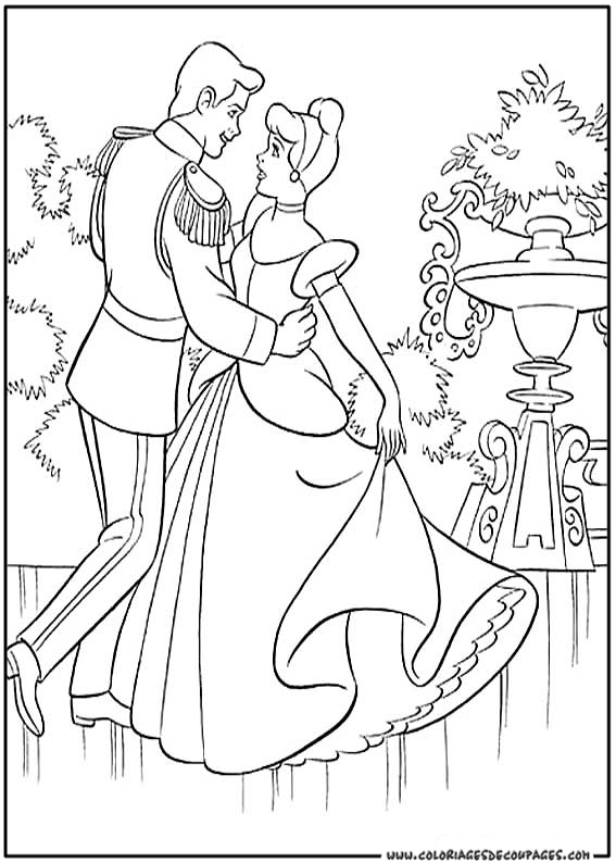 Cendrillon dans sa robe de bal au milieu des fleurs
