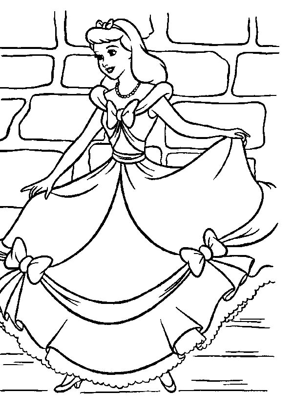 Cendrillon dans sa robe de bal au milieu des fleurs