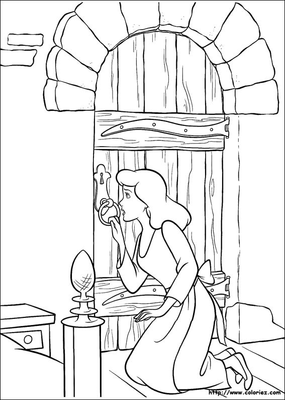 Cendrillon en train de danser dans sa belle robe au bal