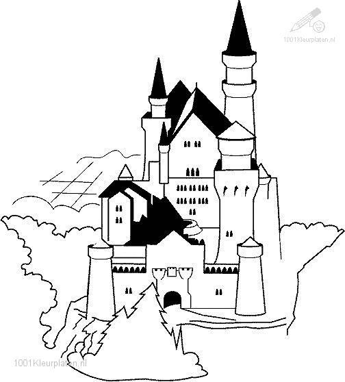 Coloriage d'un château majestueux sous un ciel nuageux