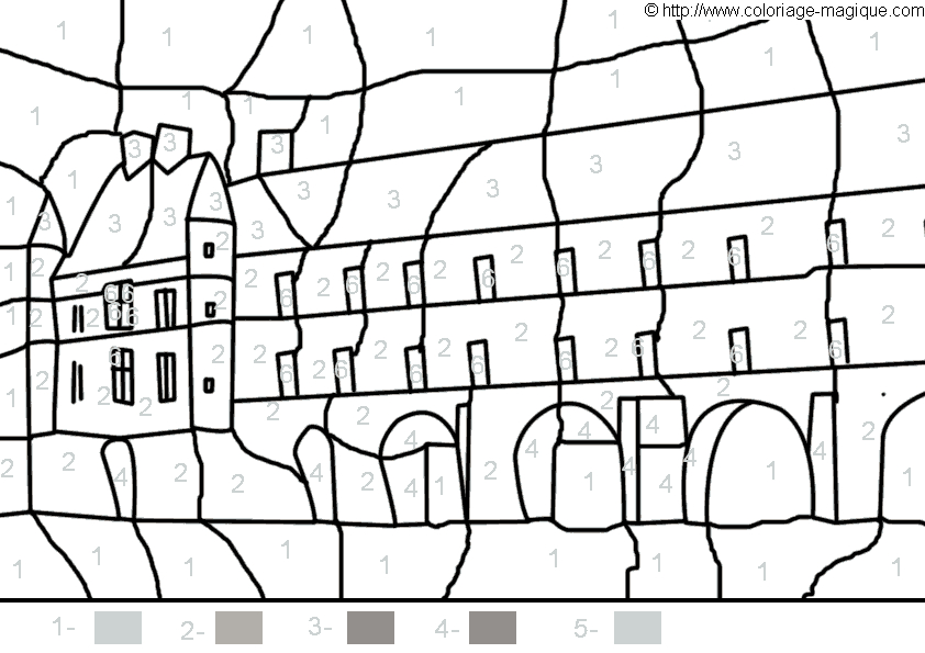 Coloriage d'un château médiéval entouré d'arbres et de nuages