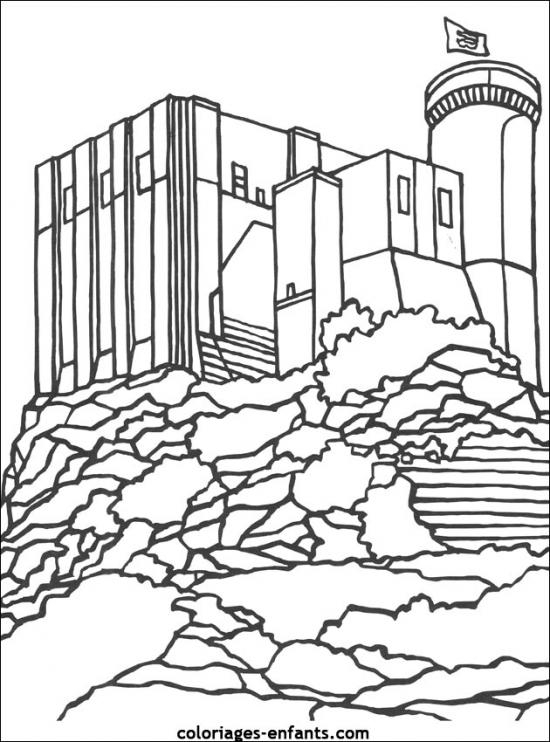 Coloriage d'un château majestueux entouré de nuages