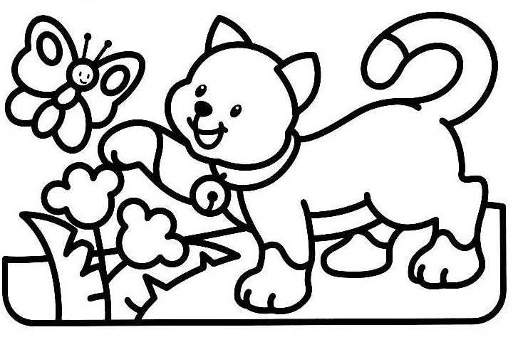 Un chaton curieux explorant un jardin fleuri