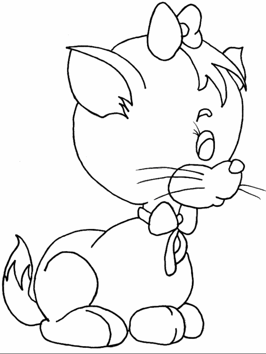 Un chaton espiègle jouant parmi des fleurs