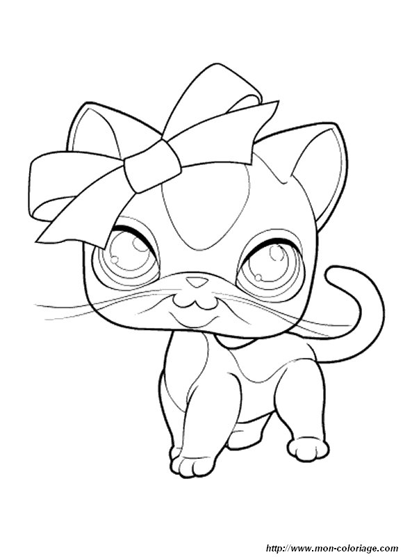 Un chaton espiègle s'amusant parmi des fleurs