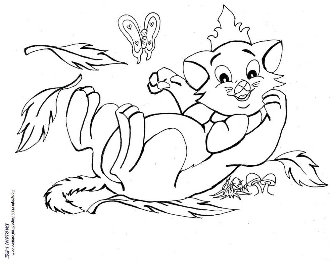 Un chaton joueur entouré de fleurs