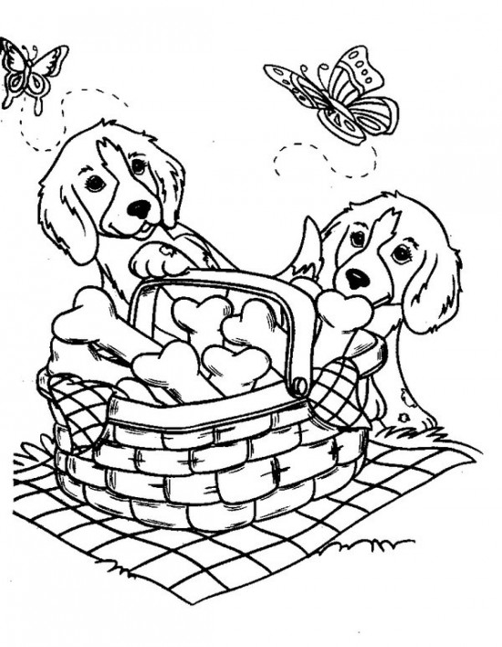 Un chien joyeux jouant dans un jardin verdoyant