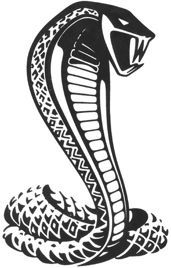 Un cobra majestueux enroulé sur un fond naturel