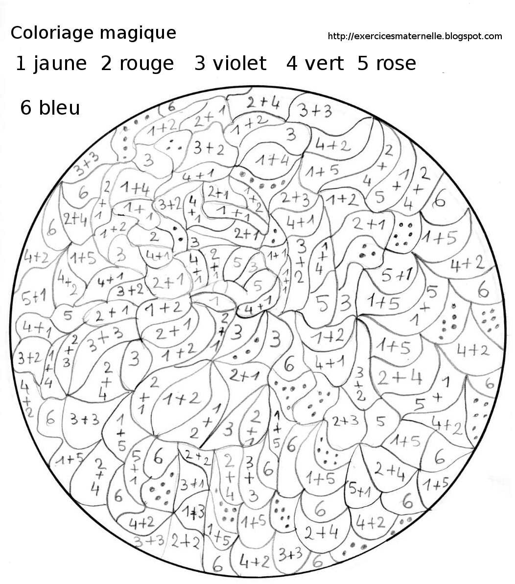 Un chat jouant avec une pelote de laine dans un jardin