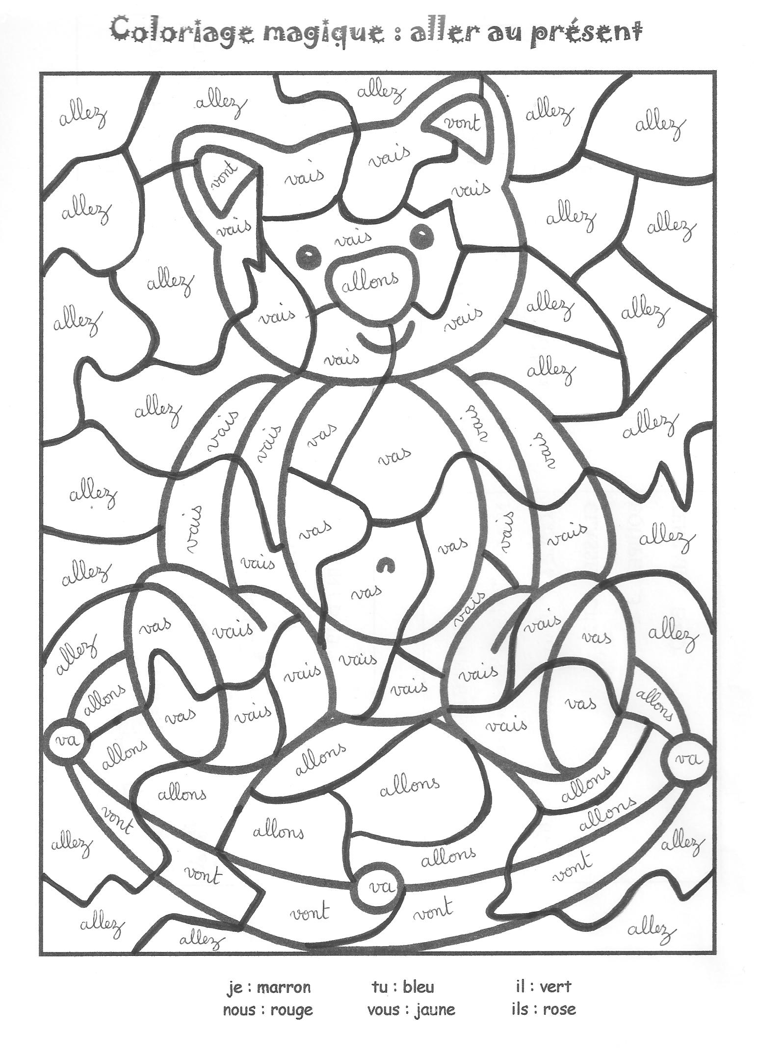 Coloriage d'un chat assis devant un jardin fleuri