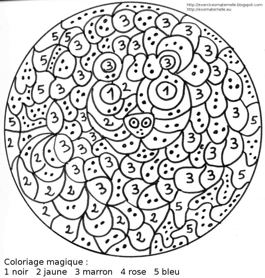 Un coloriage représentant un chat mignon jouant avec une pelote de laine