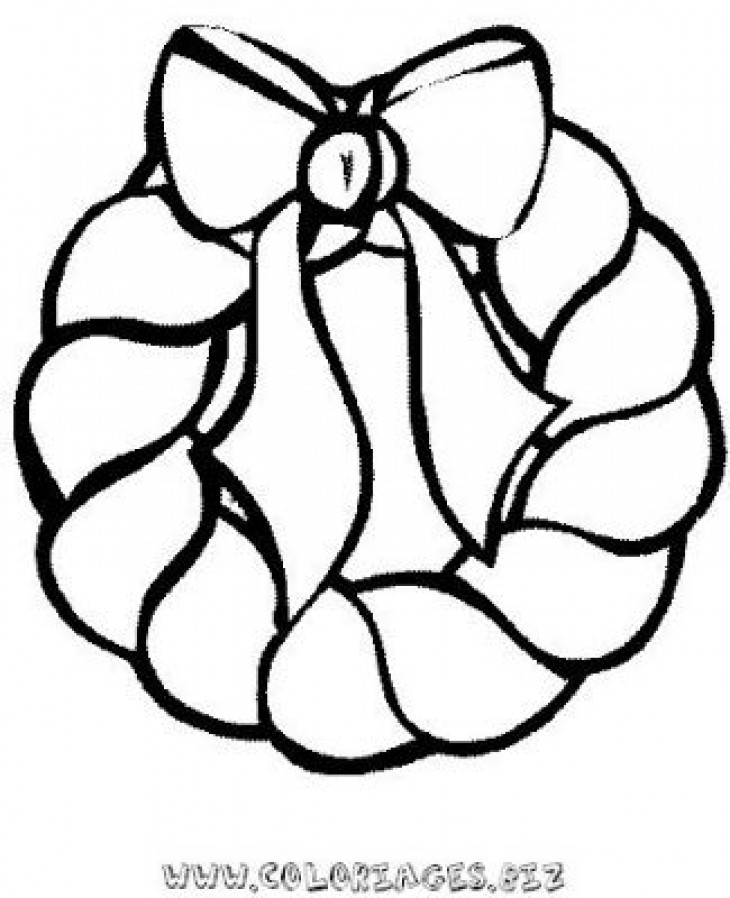 Coloriage d'une couronne de Noël décorée avec des éléments festifs
