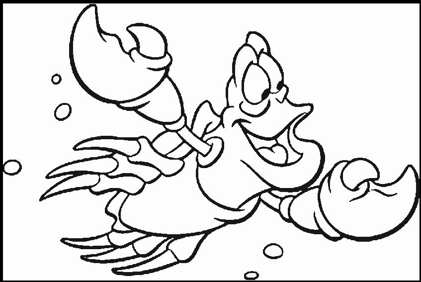 Un crabe joyeux sur le rivage d'une plage ensoleillée