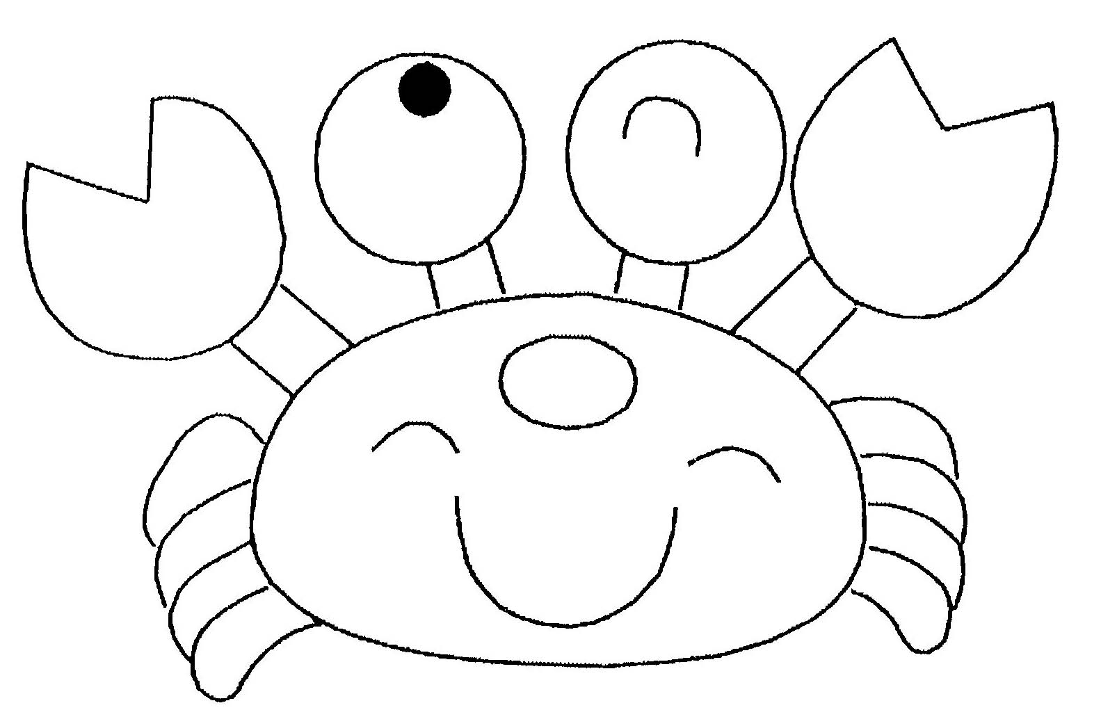 Un crabe joyeux sur le sable avec des vagues en arrière-plan