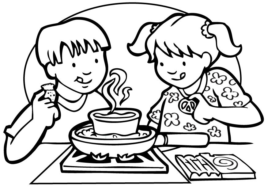 Un cuisinier et une cuisinière en pleine préparation culinaire