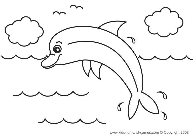 Dauphin jouant dans les vagues sous un ciel ensoleillé