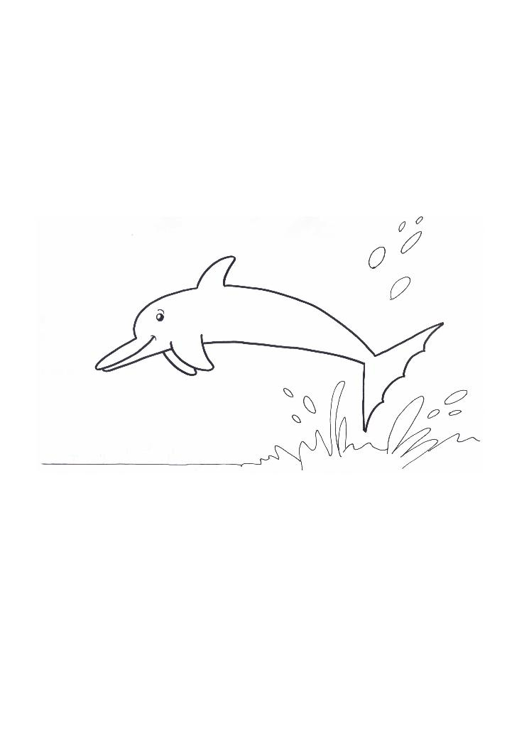 Un dauphin sautant joyeusement au-dessus de vagues marines