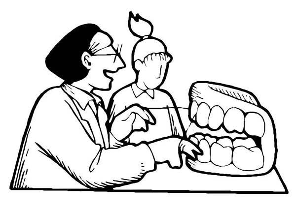 Un dentiste examine un patient souriant dans son cabinet
