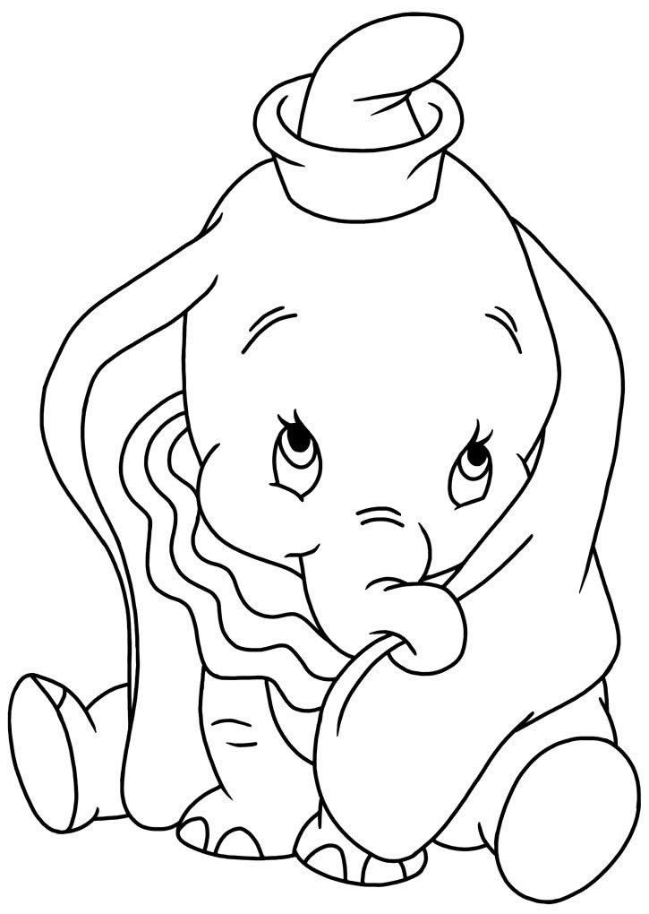 Dumbo en train de s'envoler avec ses grandes oreilles dans un ciel nuageux