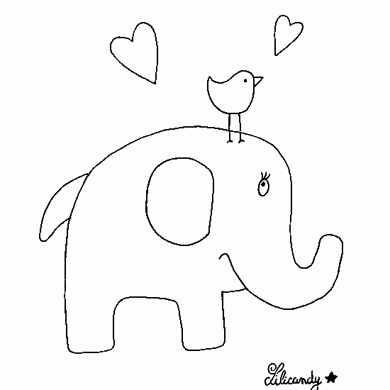Un éléphant majestueux se promène dans la savane