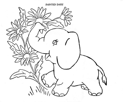 Un éléphant joyeux se balançant sous un arbre