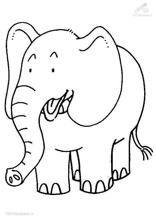 Éléphant paisible se reposant sous un arbre