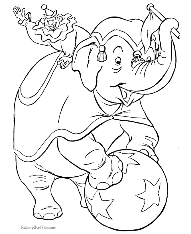 Un éléphant joyeux se balançant sous un arbre
