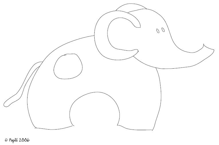 Un éléphant joyeux se promenant dans la savane