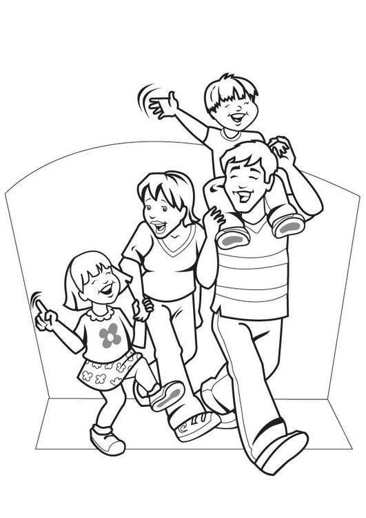 Une famille joyeuse en plein coloriage sous un ciel ensoleillé