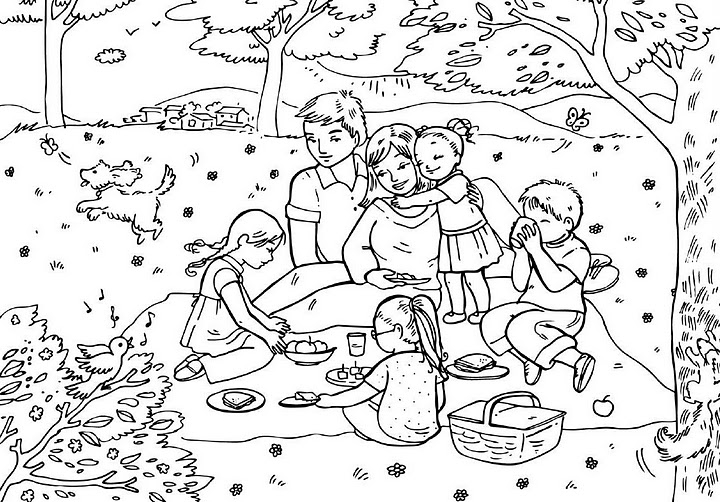 Une famille joyeuse réunie autour d'un pique-nique dans un parc