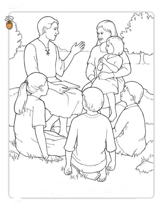 Une famille joyeusement réunie autour d'une table de pique-nique