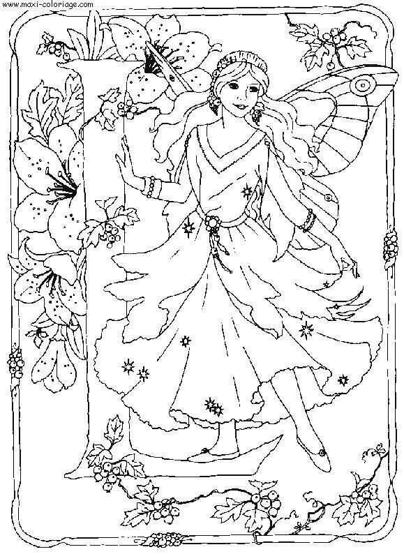 Une fée délicate au milieu d'une nature florissante