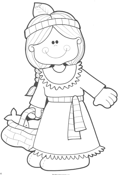 Une fillette souriante assise sur l'herbe avec son doudou