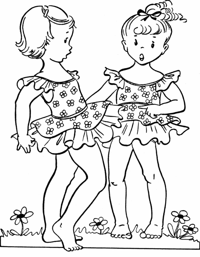Fillette dessinant sous un arbre avec un sourire joyeux